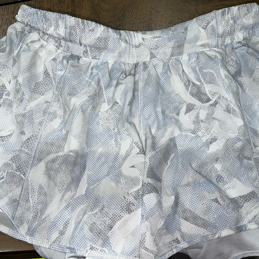 Lululemon Hotty Hot style shorts 4”